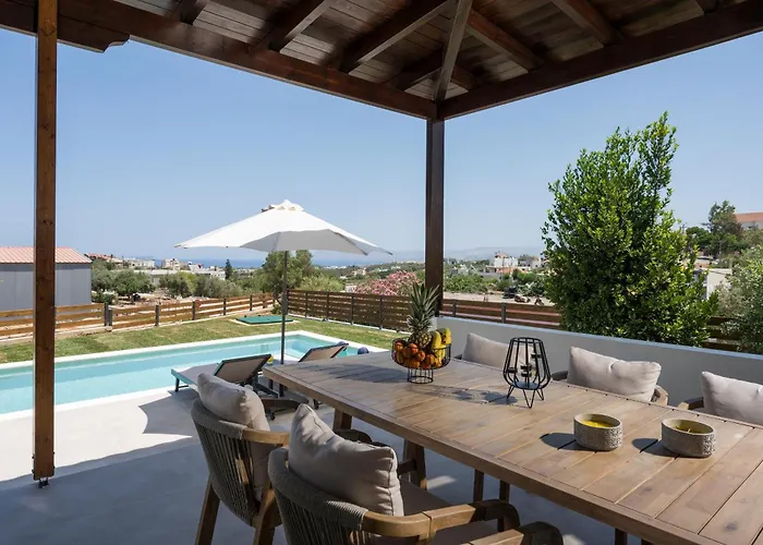 Wisdom - Elegant & Homely With Pool, Galatas *