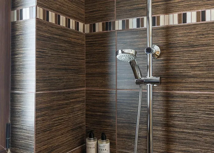 Wisdom - Elegant & Homely With Pool, Galatas 빌라 하니아