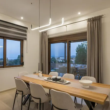 Wisdom - Elegant & Homely With Pool, Galatas *