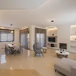 Wisdom - Elegant & Homely With Pool, Galatas