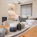 Wisdom - Elegant & Homely With Pool, Galatas *