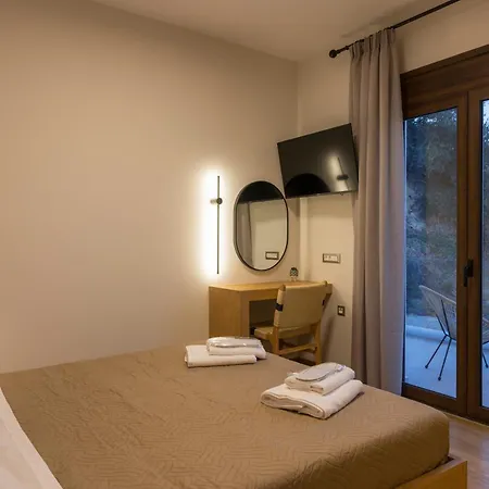 Wisdom - Elegant & Homely With Pool, Galatas 别墅