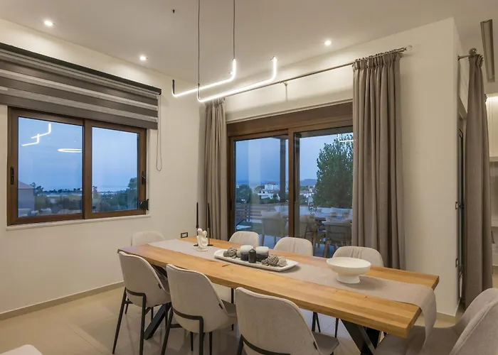 Wisdom - Elegant & Homely With Pool, Galatas *