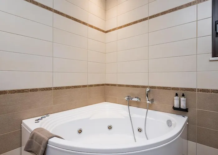 Villa Wisdom - Elegant & Homely With Pool, Galatas La Canea